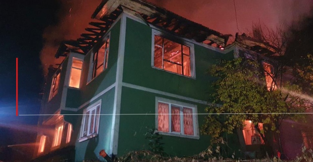 İki katlı ahşap ev yandı: Canlarını zor kurtardılar
