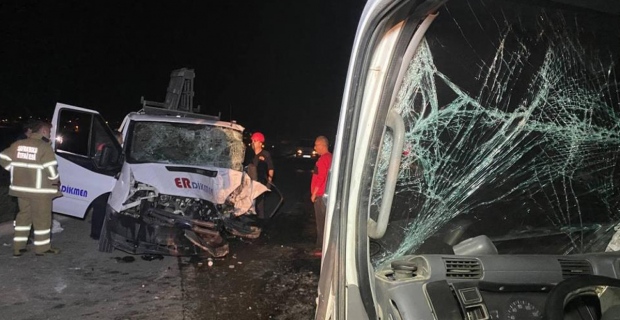 Trafik kazası: Sıkışan sürücüyü AFAD kurtardı