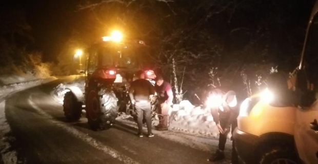 Engelli vatandaş karda kalanları traktörüyle ücretsiz çekiyor