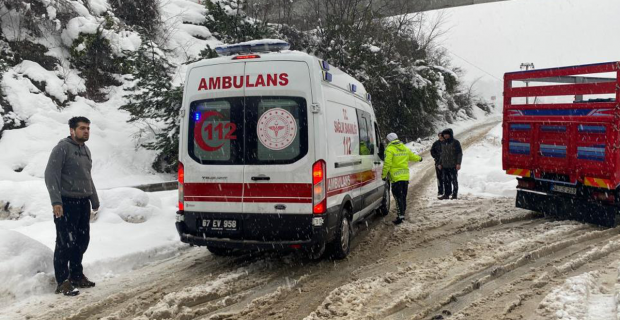 Heyelanda kar küreme aracının şoförü yaralandı