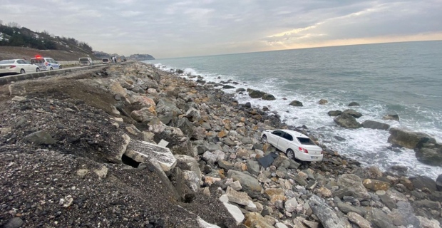 Sahil yolunda kaza: Otomobil denize uçtu