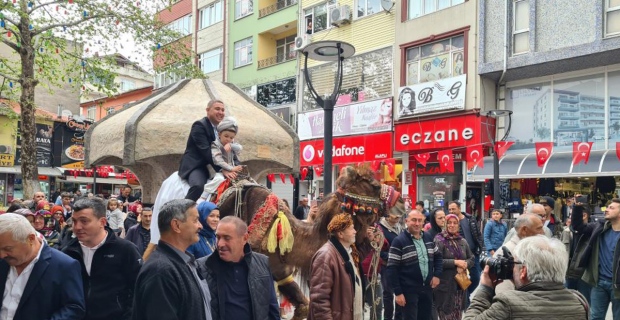 Bursa’dan deve getirerek şehir merkezinde tur attı