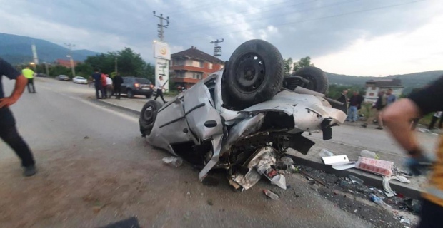 Korkunç kaza: Otomobil karşı şeride geçti, 1'i ağır 2 yaralı
