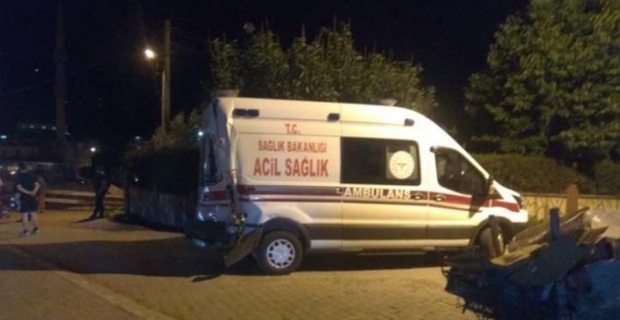 Vakaya giden iki ambulans kaza yaptı: 3 yaralı
