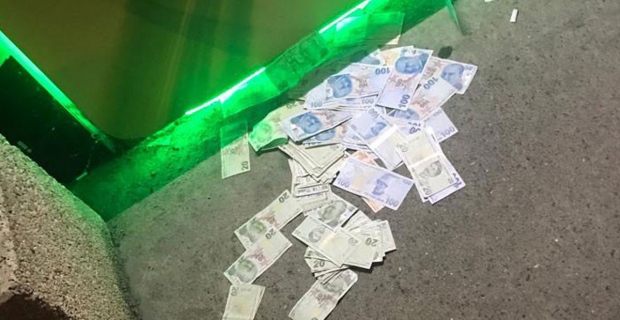 Şaşkın vatandaşın ATM'ye fazla yüklediği paralar yola saçıldı