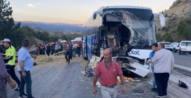 Yolcu otobüsü ile traktör çarpıştı: 1 ölü, 10 yaralı