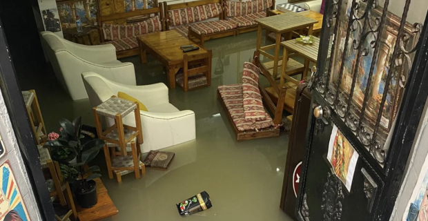 Gazipaşa'da dükkanlar su altında kaldı