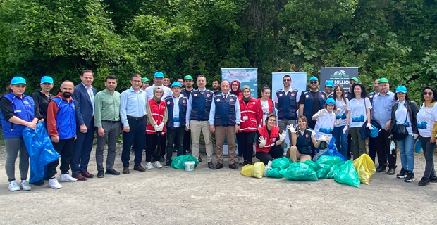 Zonguldak'ta çöp toplayıp, balık tutmak için yarıştılar