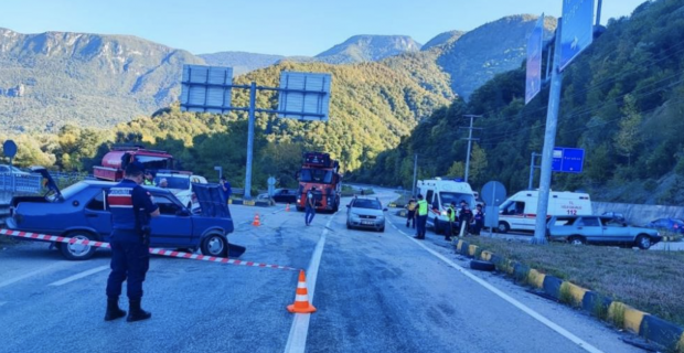 Karabük'te iki otomobil çarpıştı: 1'i ağır 4 yaralı