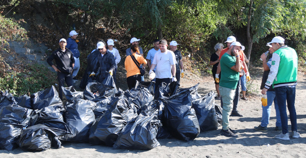 Plaj bölgesindeki çöpler toplandı